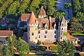 Frankreich, Dordogne, Perigord Noir, Dordogne-Tal, Castelnaud la Chapelle, Chateau des Milandes, ehemaliger Besitz der französisch-amerikanischen Tänzerin Josephine Baker (Luftaufnahme)