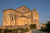 Frankreich, Charente Maritime, Mündung der Gironde, Talmont sur Gironde, bezeichnet als Les Plus Beaux Villages de France (Die schönsten Dörfer Frankreichs), die Kirche Sainte Radegonde im romanischen Stil der Saintonge aus dem 12.