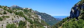 Frankreich, Alpes Maritimes, Parc Naturel Regional des Prealpes d'Azur, Gourdon, beschriftet mit Les Plus Beaux Villages de France, im Hintergrund die Küste der Côte d'Azur