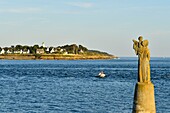 Frankreich, Morbihan, Locmariaquer, Pointe de Kerpenhir, Halbinsel, die den westlichen Eingang des Golfs von Morbihan markiert, Statue Notre Dame de Kerdro (1946), eine monumentale Skulptur von Jules Charles Le Bozec, am anderen Ufer Port Navalo