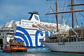 Frankreich, Herault, Sete, Quai du Maroc, Luxuskreuzfahrtschiff mit einem Touristenboot und einer Fähre im Hintergrund