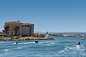 Frankreich, Herault, Sete, Pointe Courte, Motorboote auf dem Kanal, der zur Lagune von Thau führt