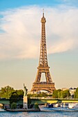 Frankreich, Paris, Seineufer, die Schwaneninsel mit der Freiheitsstatue und dem Eiffelturm