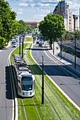 Frankreich, Paris, Öko-Viertel Clichy-Batignolles, Boulevard Berthier, Straßenbahnlinie T3