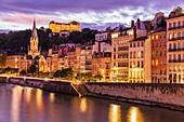 Frankreich, Rhone, Lyon, historisches Viertel, das zum UNESCO-Welterbe gehört, das alte Lyon, Quai Fulchiron am Ufer der Saone, die Kirche Saint Georges, das Haus Blanchon und das Gymnasium Saint-Just auf dem Hügel Fourviere