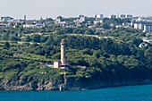 Frankreich, Finistere, Brest, Leuchtturm von Portzic von der Pointe des Espagnols auf der Halbinsel Crozon aus gesehen