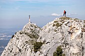 Frankreich, Bouches du Rhône, Pays d'Aix, Grand Site Sainte-Victoire, Saint-Antonin-sur-Bayon, Berg Sainte-Victoire, die Kämme, GR9, Croix de Provence (946m)