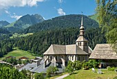 Frankreich, Haute Savoie, Massiv des Chablais, Abondance-Tal, Abondance, Gesamtansicht des Dorfes und des Gipfels des Corne