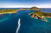 Guadeloupe, Les Saintes, Terre de Haut, die Bucht der Stadt Terre de Haut, die von der UNESCO zu den 10 schönsten Buchten der Welt gezählt wird, im Hintergrund die Insel Dominica (Luftaufnahme)