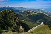 Frankreich, Haute Savoie, Massiv des Geoparks Chablais, Thollon les Memises, Fahrt auf dem Bergrücken zum Gipfel von Memises mit Blick auf das Land von Evian und den Genfer See