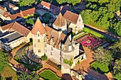 Frankreich, Dordogne, Perigord Noir, Dordogne-Tal, Castelnaud la Chapelle, Chateau des Milandes, ehemaliges Anwesen der französisch-amerikanischen Tänzerin Josephine Baker (Luftaufnahme)