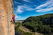 Frankreich, Ardeche, Berrias et Casteljau, Klettergebiet des Vire aux Oiseaux mit Blick auf den Fluss Chassezac