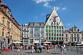 Frankreich, Nord, Lille, Place du General de Gaulle oder Grand Place, Voix du nord Gebäude und alte Börse