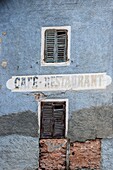 Frankreich, Alpes-Maritimes, Mercantour-Nationalpark, Tinée-Tal, Saint-Dalmas-le-Selvage, altes Café-Schild und Restaurant an der Fassade eines Dorfhauses