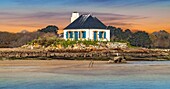 Frankreich, Morbihan, Ria d'Étel, Plouhinec, Das Haus des Wächters der Insel Nohic aus dem Jahr 1893, rehabilitiert im Jahr 2007