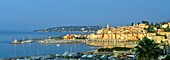 Frankreich, Alpes Maritimes, Côte d'Azur, Menton, der Hafen und die von der Basilika Saint Michel Archange beherrschte Altstadt