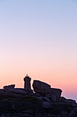 Frankreich, Cotes d'Armor, Rosa Granitküste, Perros Guirec, auf dem Zollwanderweg oder dem Wanderweg GR 34, Leuchtturm von Ploumanac'h oder Mean Ruz bei Sonnenuntergang