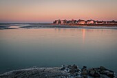 Frankreich, Somme, Somme-Bucht, Le Crotoy, Die Somme-Bucht bei kaltem Wetter im Winter, Blick auf Le Crotoy am frühen Morgen mit gefrorenem Wasser und Eis auf dem Boden