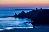 Frankreich, Finistere, Camaret sur Mer, Regionaler Naturpark der Bretagne, Meeresnaturpark Iroise, Pointe du Toulinguet, der Leuchtturm und die Pointe de Saint Mathieu im Hintergrund