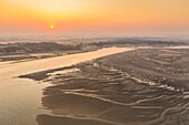 Frankreich, Pas-de-Calais, Opalküste, Authie-Bucht, Berck-sur-Mer, Authie-Bucht bei Ebbe enthüllt die Sandbänke bei Sonnenaufgang (Luftaufnahme)