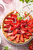 Vanillepudding-Tarte mit frischen Erdbeeren