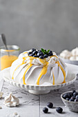 Pavlova mit Lemon Curd und Blaubeeren