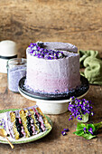 Wild violets buttercream cake with blueberries