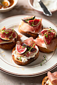 Crostini with goat's cheese, figs and Parma ham