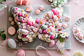 Kuchen in Schmetterlingsform mit Zuckereiern