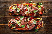 Dünne, knusprige Pizza mit BBQ-Sauce, Dry Aged Entrecote, Käse und Auberginen