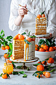 Clementinen-Torte mit Sauerrahm, Honigkuchenschichten und Clementinenquark