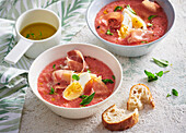 Kalte Tomaten-Brot-Suppe mit Ei