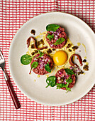 Steak Tartare mit Ei und frittierten Kapern