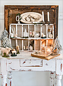 Setzkasten und Tisch mit Schaffiguren und Weihnachtsschmuck auf Tisch in Shabby-Style