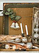 Silberne Weihnachtsbaumspitzen in alten Schachteln, Glöckchen und Kerzen