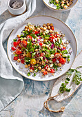 Frischer Frühlingssalat mit Quinoa, Kichererbsen, Gurke und Tomaten