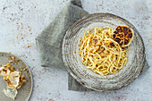 Linguini with dukkah and oven-baked garlic (vegan)