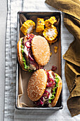 Hamburger mit Gorgonzola, Sriracha und karamellisierten Zwiebeln