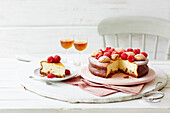 Käsekuchen mit eingeweichten Rosinen, Amaretti und Himbeeren