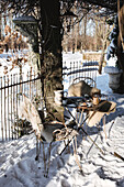 Gedeckter Tisch unter Baum im Schnee