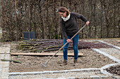 Creating a vegetable bed with a wicker wall for climbing plants