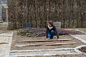 Creating a vegetable bed with a wicker wall for climbing plants