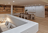Mattweiße Lounge und Essbereich in offenem Wohnraum