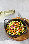 Pointed cabbage and pepper pan with chanterelles