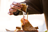 Roggentoast-Sandwich mit Käse und Kochschinken