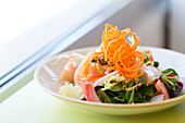 Gemischter Salat mit Karotten-Zoodles und Speck