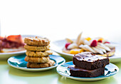 Frühstücksauswahl mit Cookies, Brownies, Pfannkuchen mit Früchten