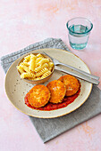 DDR-Jägerschnitzel (breaded hunting sausage) with pasta and tomato sauce