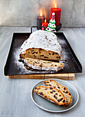 Christstollen mit Rosinen und Korinthen