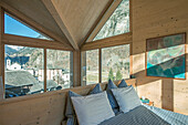 Schlafzimmer mit Panoramafenstern und Blick auf Berglandschaft